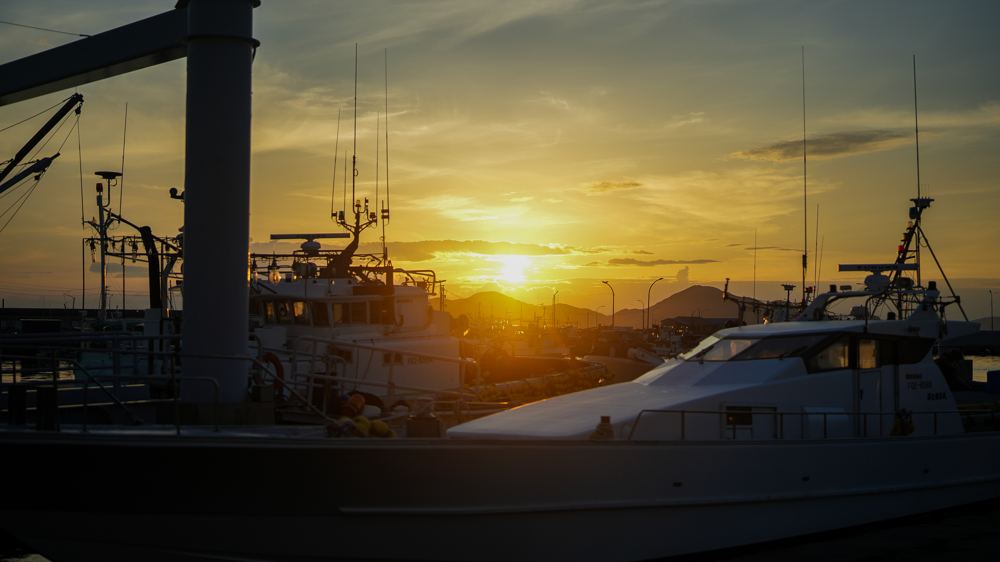 港の夕暮れ（宗像大島）