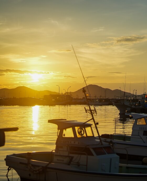 港の夕暮れ（宗像大島）
